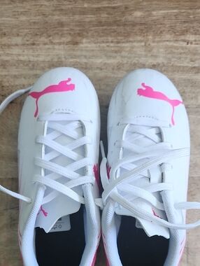 Puma Kids White Soccer Cleats with Pink Puma Logo